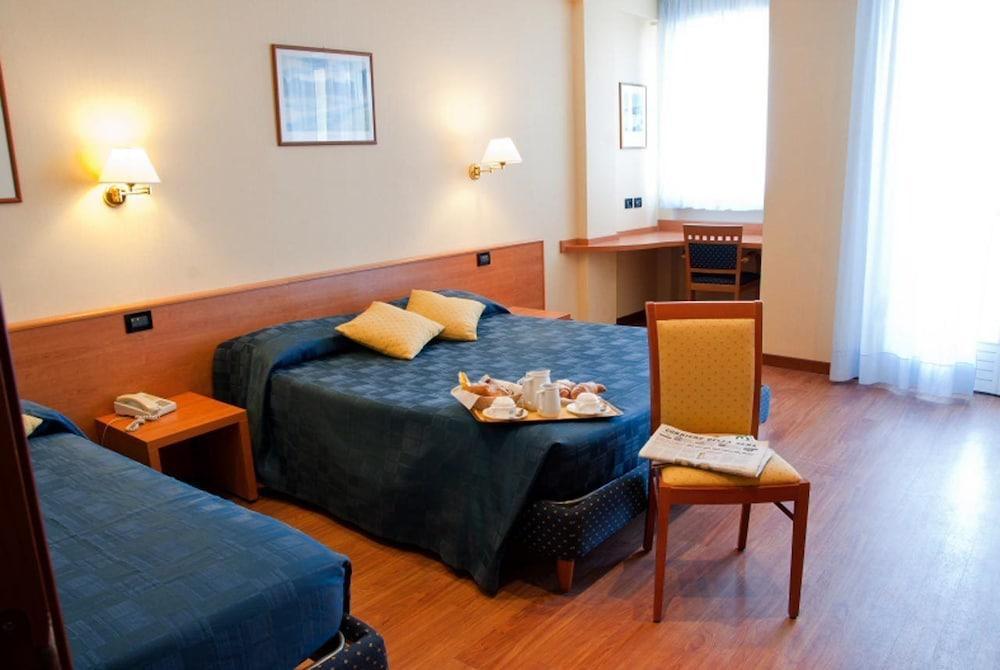 Hotel Touring Фальконара-Мариттима Экстерьер фото