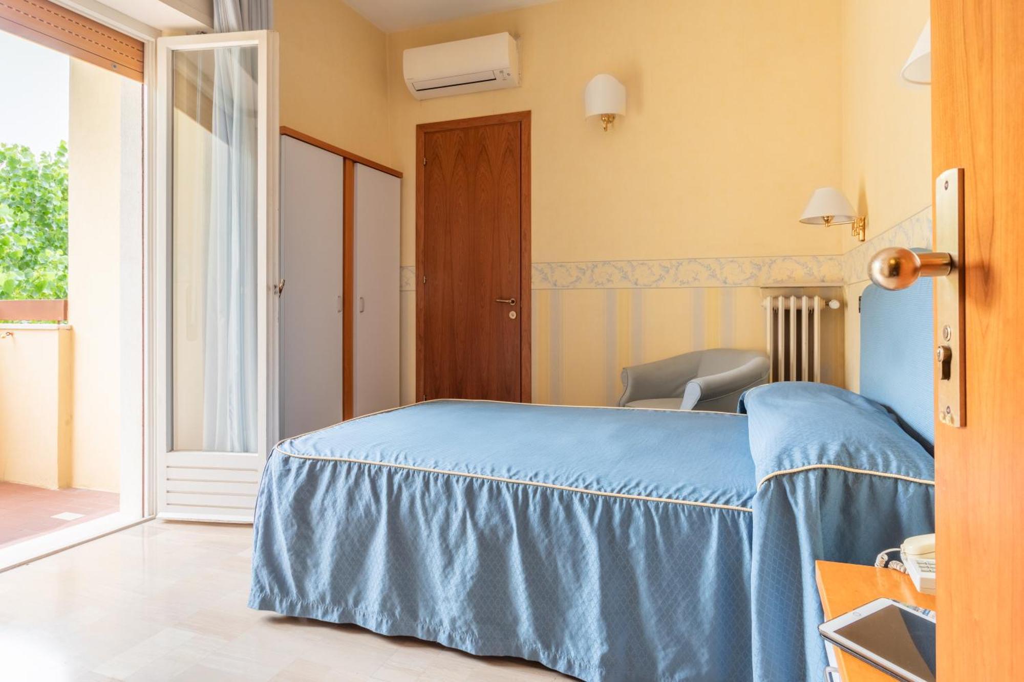 Hotel Touring Фальконара-Мариттима Экстерьер фото