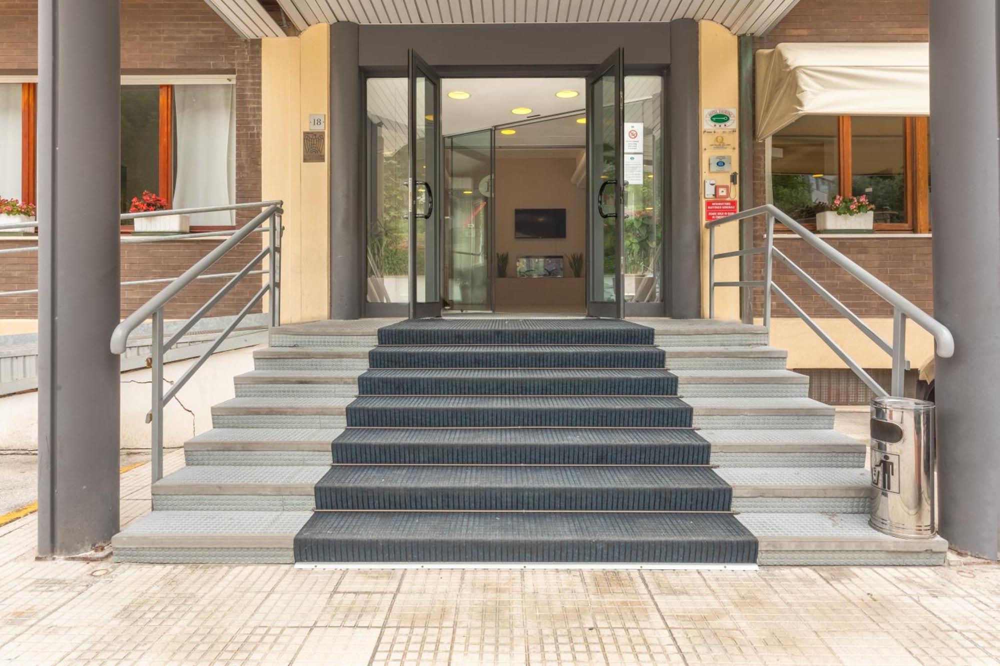 Hotel Touring Фальконара-Мариттима Экстерьер фото