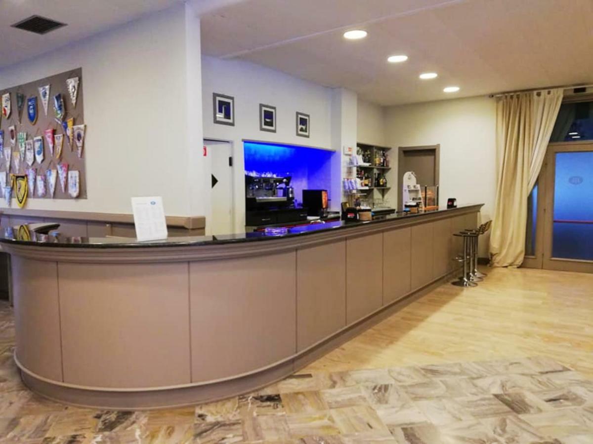 Hotel Touring Фальконара-Мариттима Экстерьер фото